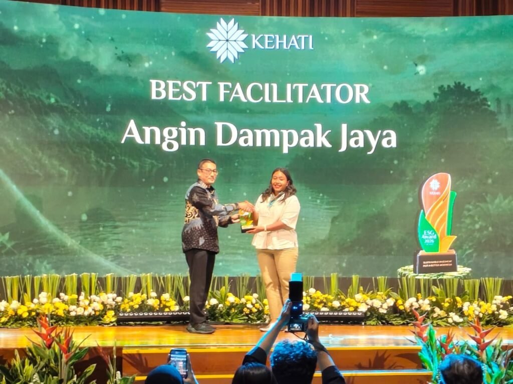 Saskia Tjokro, Angin Dampak Jaya's Director, accepts the award for Best Facilitator in the Impact Investment Category in ESG Awards 2026 by KEHATI Foundation