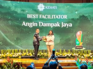 Saskia Tjokro, Angin Dampak Jaya's Director, accepts the award for Best Facilitator in the Impact Investment Category in ESG Awards 2026 by KEHATI Foundation